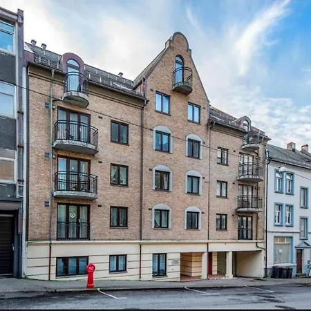 Budget Box - Private Indoor Parking, Auto Check-in And Basic Amenities Apartamento