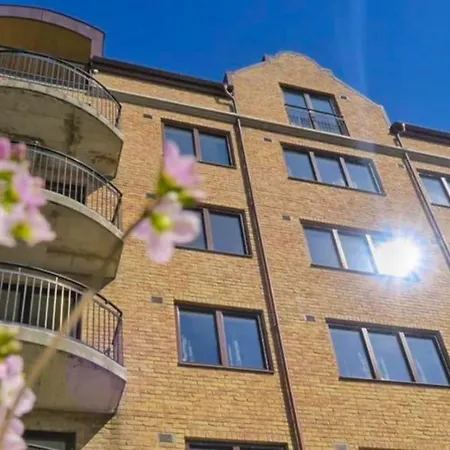 Budget Box - Private Indoor Parking, Auto Check-in And Basic Amenities * Ålesund