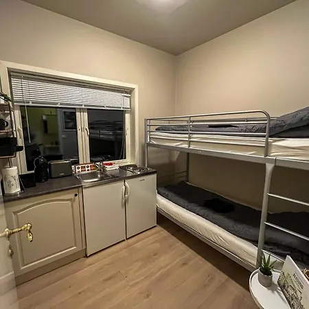 Budget Box - Private Indoor Parking, Auto Check-in And Basic Amenities Apartment