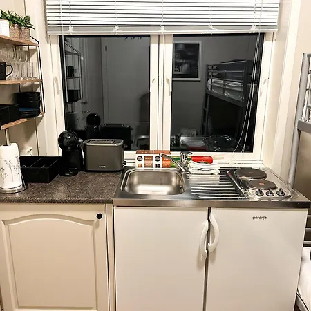 Budget Box - Private Indoor Parking, Auto Check-in And Basic Amenities *