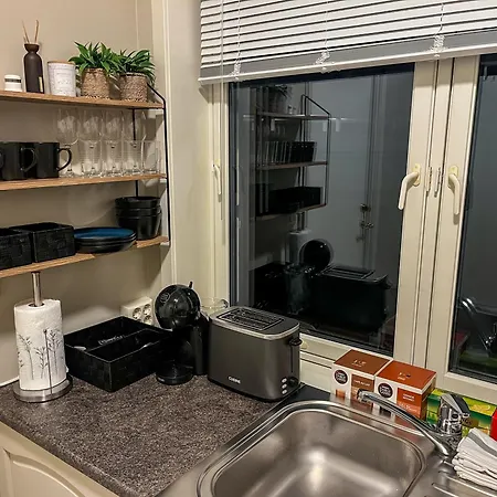 Budget Box - Private Indoor Parking, Auto Check-in And Basic Amenities Apartment