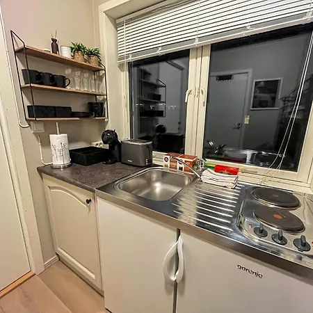Budget Box - Private Indoor Parking, Auto Check-in And Basic Amenities Apartment *