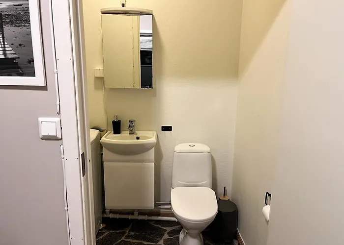 Budget Box - Private Indoor Parking, Auto Check-in And Basic Amenities Олесунн