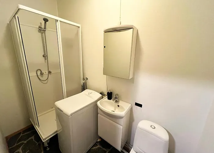 Budget Box - Private Indoor Parking, Auto Check-in And Basic Amenities Олесунн