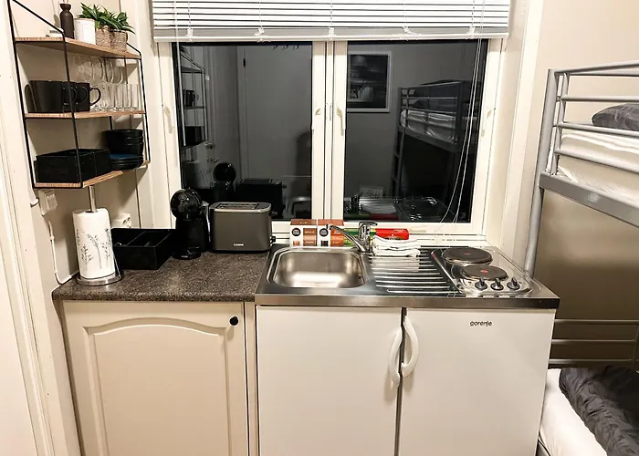 Budget Box - Private Indoor Parking, Auto Check-in And Basic Amenities *